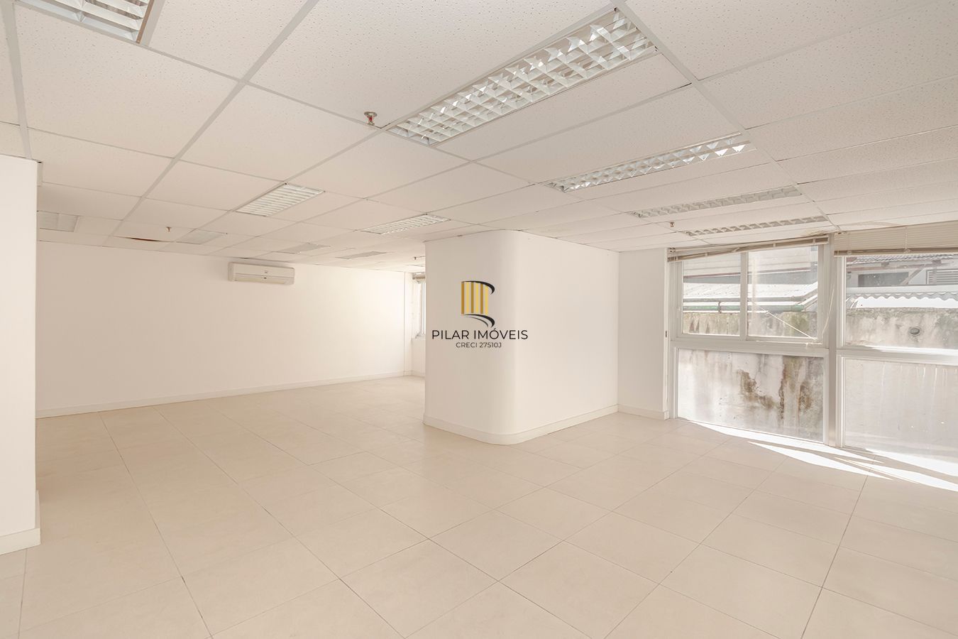 Conjunto Comercial, meio andar inteiro com várias salas e salão!