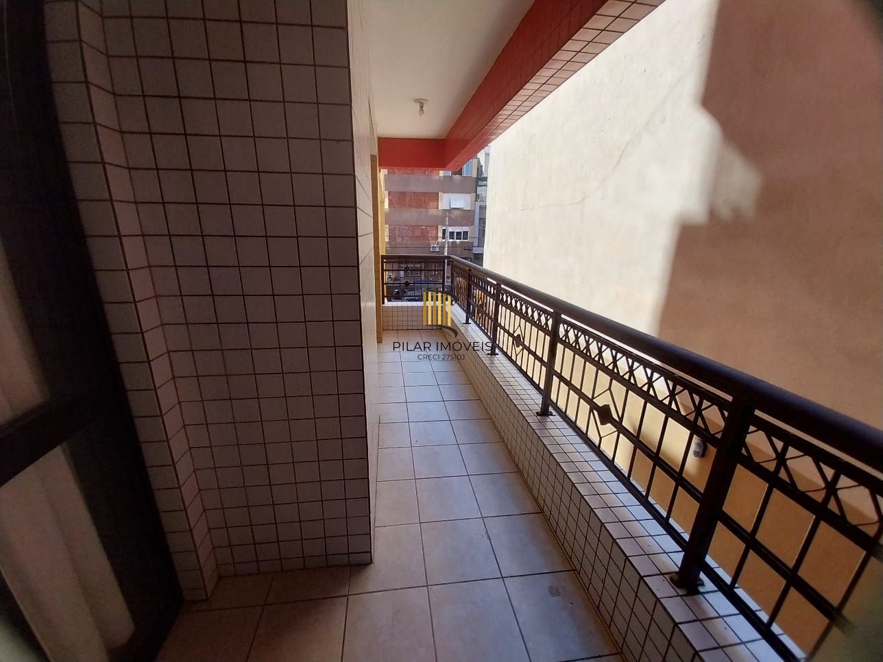 Excelente apartamento, BOX duplo, Cidade Baixa, 3D, 1 suite, semimobiliado, sala de jantar e 2 salas de estar, lareira e churrasqueira. 2 banheiros.