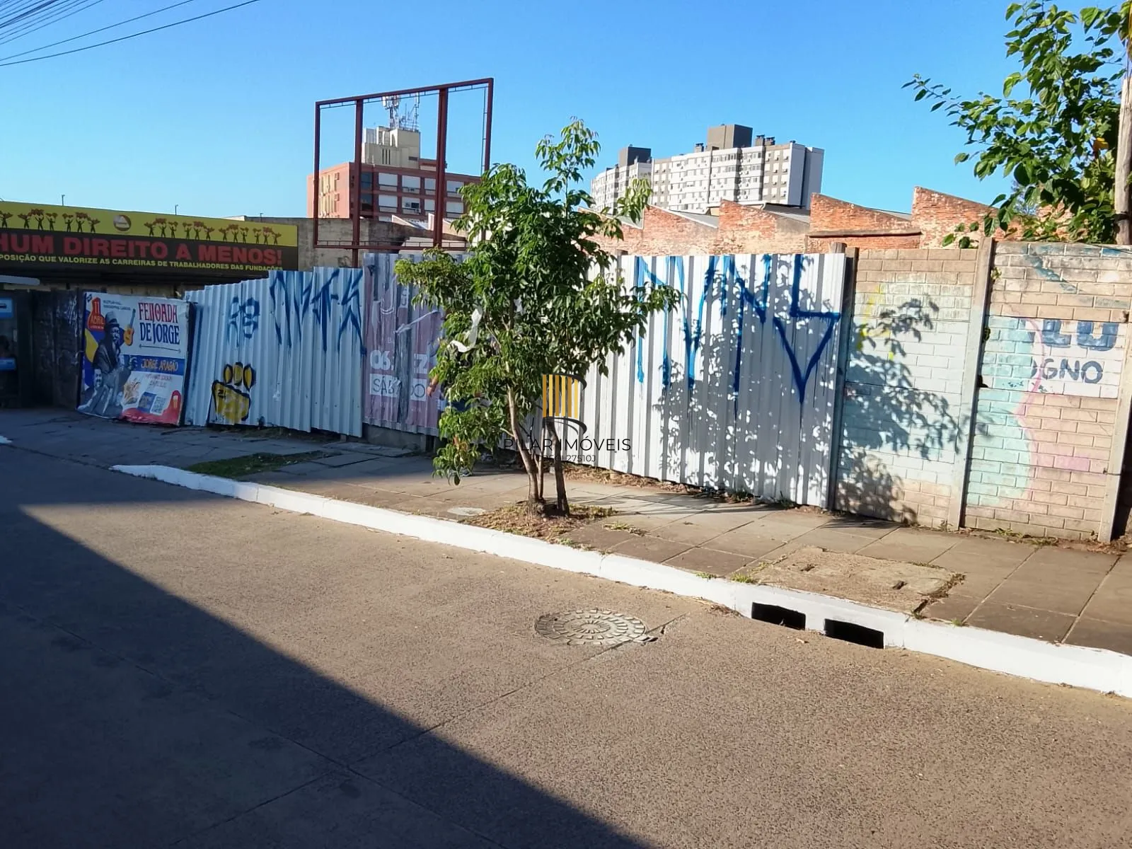 4 Terrenos residencial ou comercial, com tapume na frente, desinpedido sem muros intermediários total de 1.126,81 m²