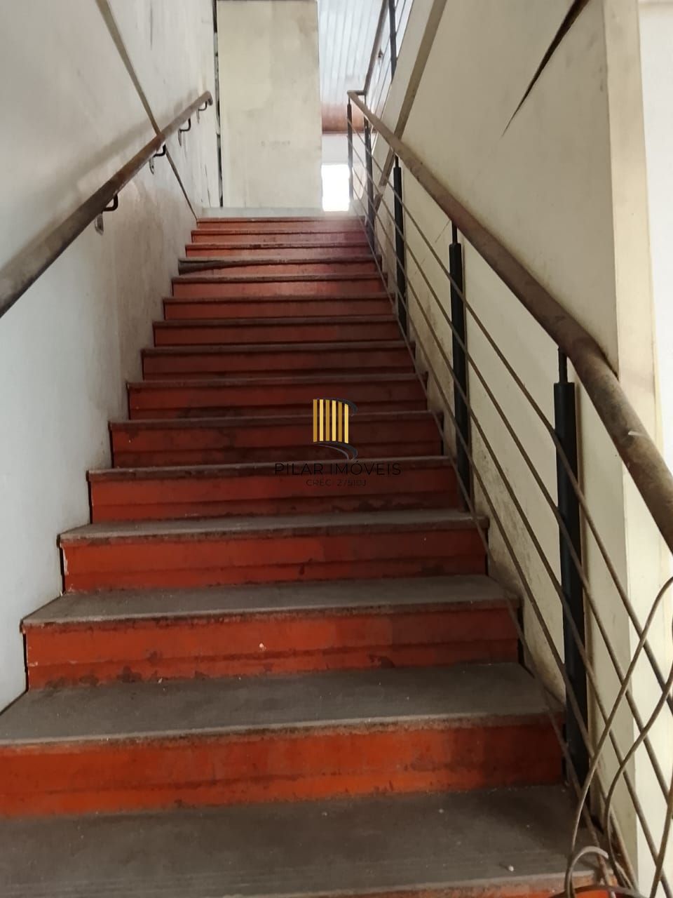 Prédio na Duque de Caxias, desocupado espaço amplo. Preço atrativo.