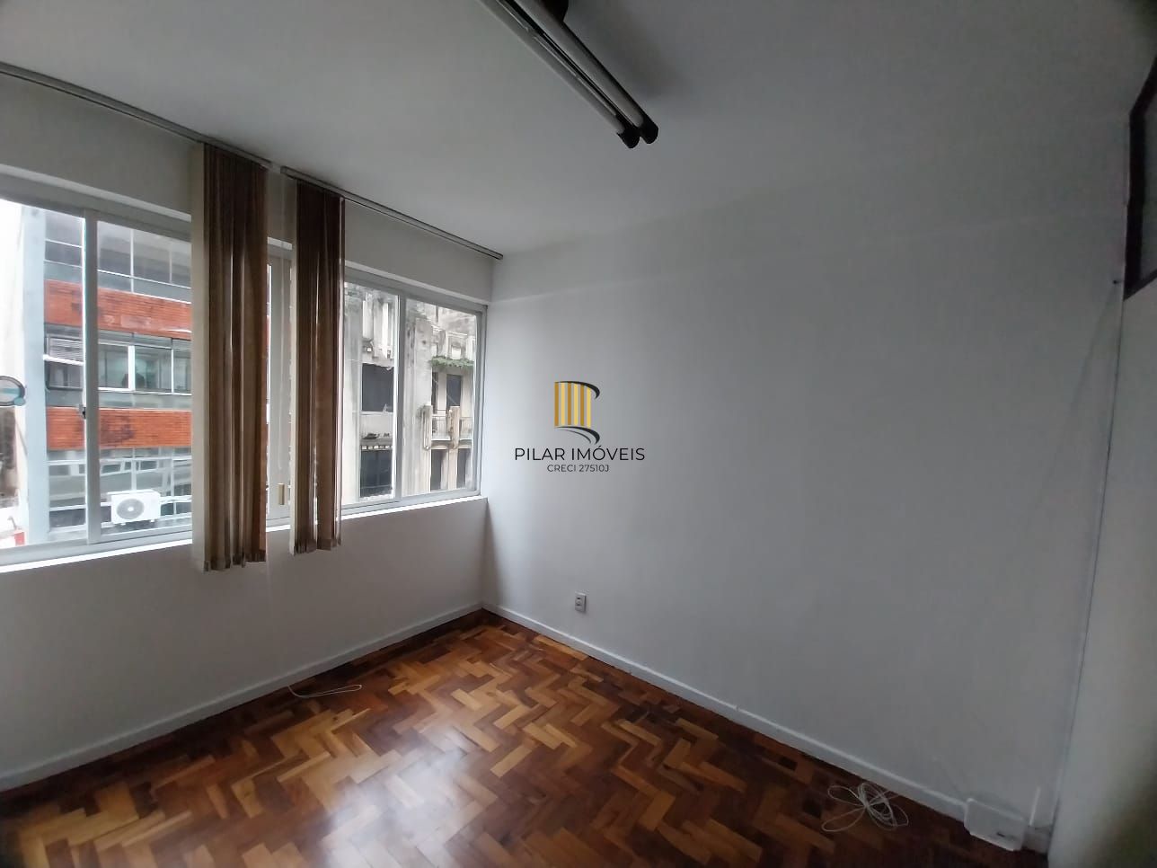 Oportunidade Sala Comercial Centro Frente andar Alto, Preço ATRATIVO.