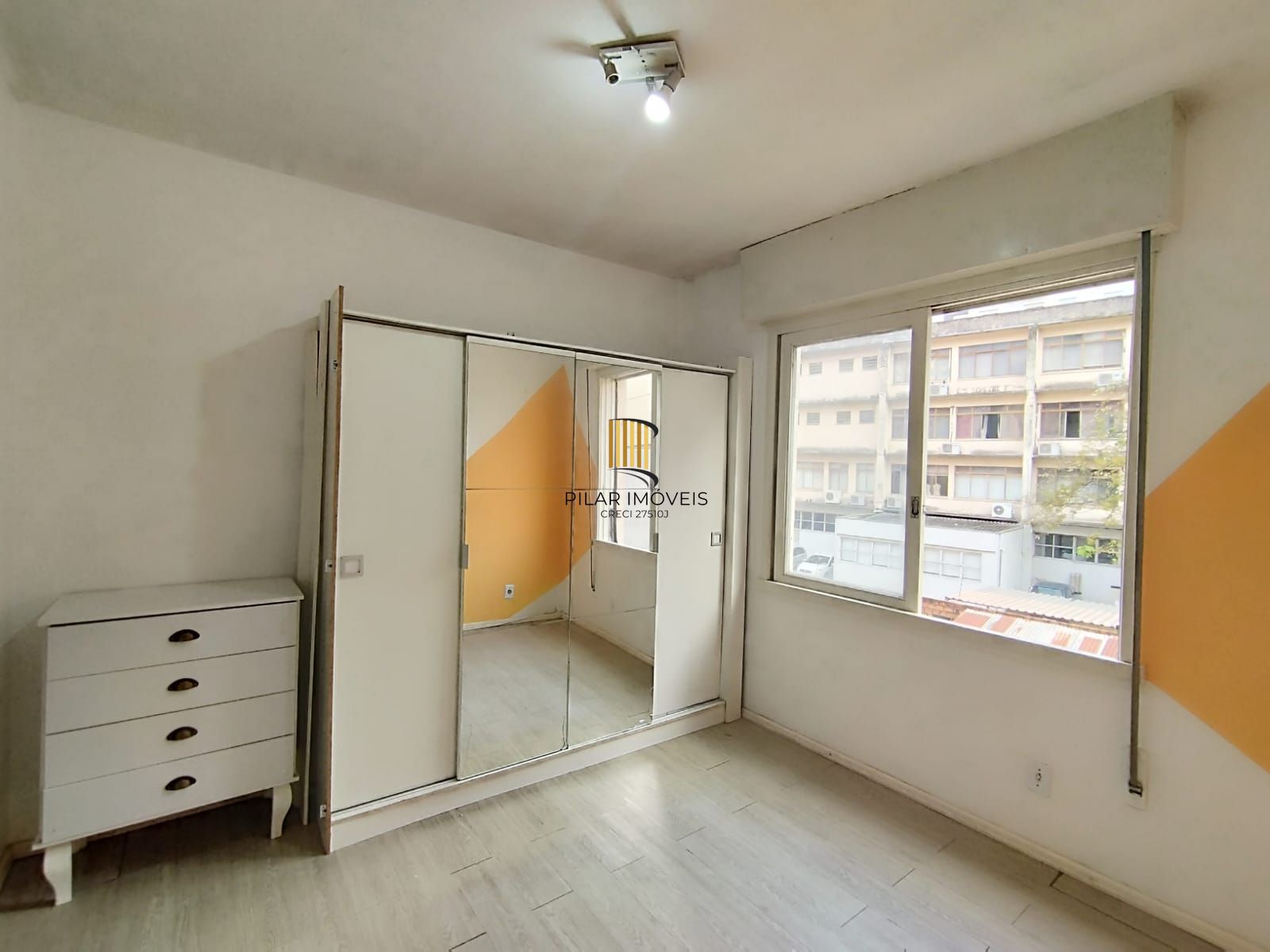 Excelente ap 1D com Suíte, cozinha planejada e banheiro reformado. Lima e Silva, centro P. Alegre