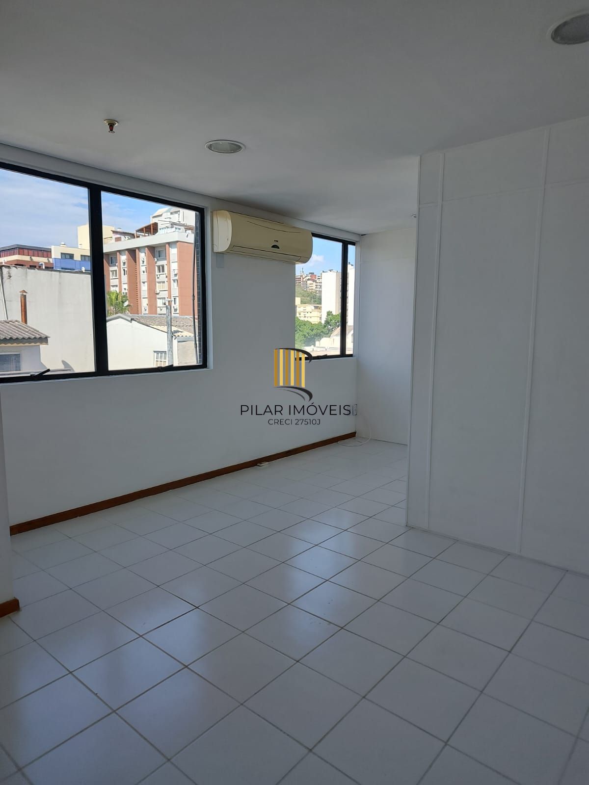 Salão comercial no bairro Menino Deus