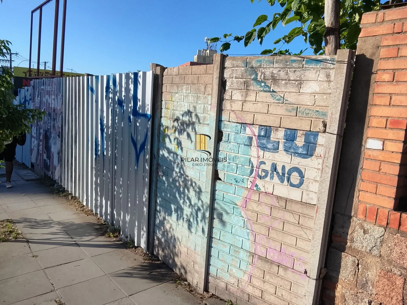 4 Terrenos residencial ou comercial, com tapume na frente, desinpedido sem muros intermediários total de 1.126,81 m²