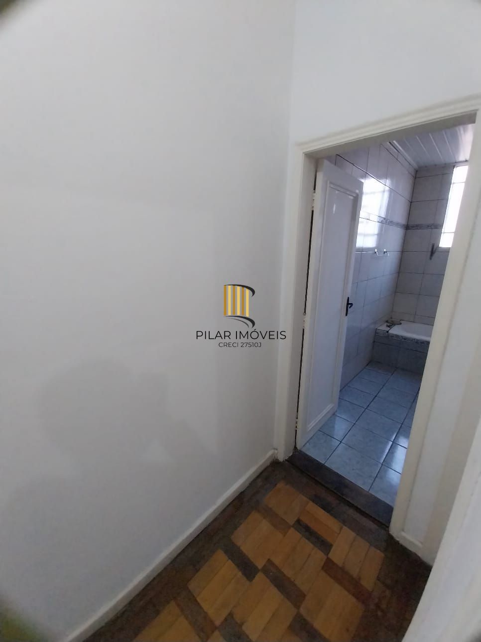Oportunidade apartamento 2 dormitórios, com sacada em um deles e área de serviço. Centro Histórico P. Alegre.
