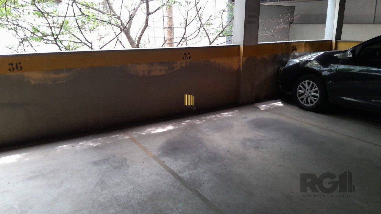 Apartamento semi- mobiliado 02 dormitórios, 01 suíte,andar alto,na Cidade Baixa