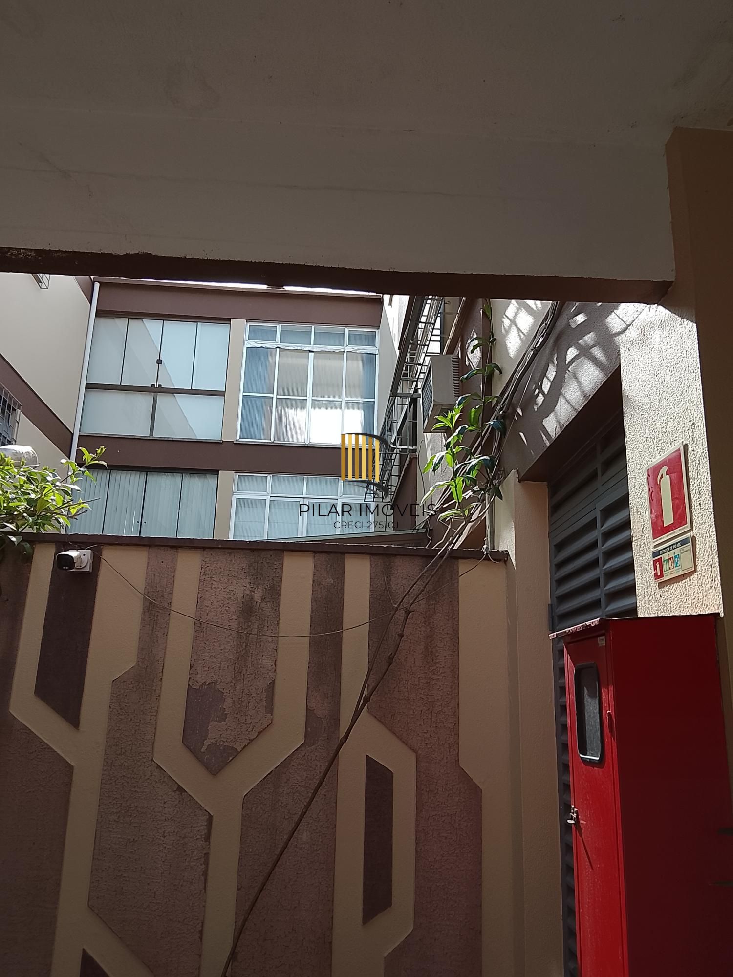 Ótimo apartamento 1D, desocupado na Medianeira, preço atrativo.