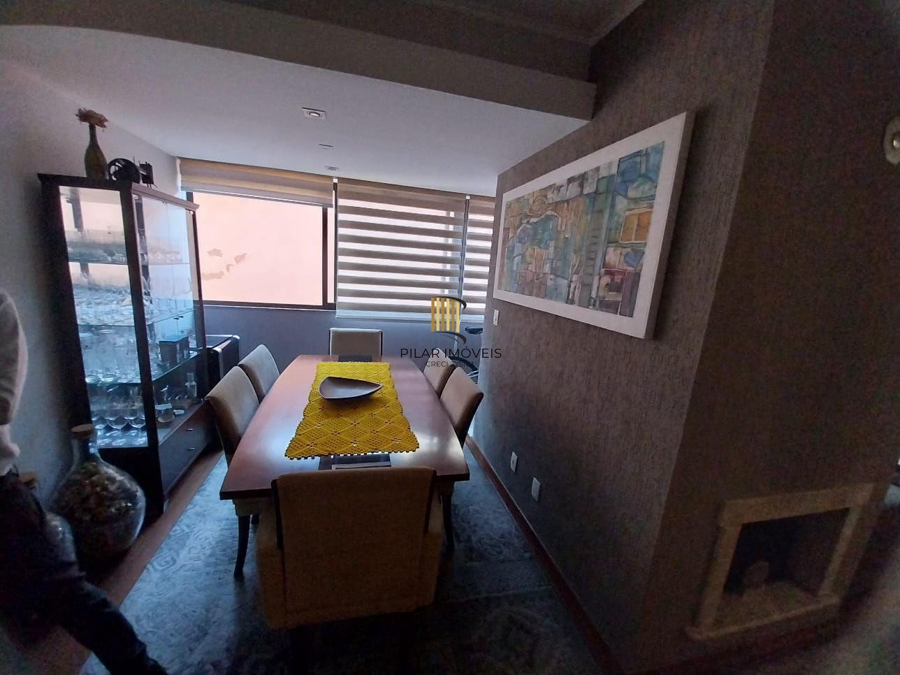 Excelente apartamento, BOX duplo, Cidade Baixa, 3D, 1 suite, semimobiliado, sala de jantar e 2 salas de estar, lareira e churrasqueira. 2 banheiros.