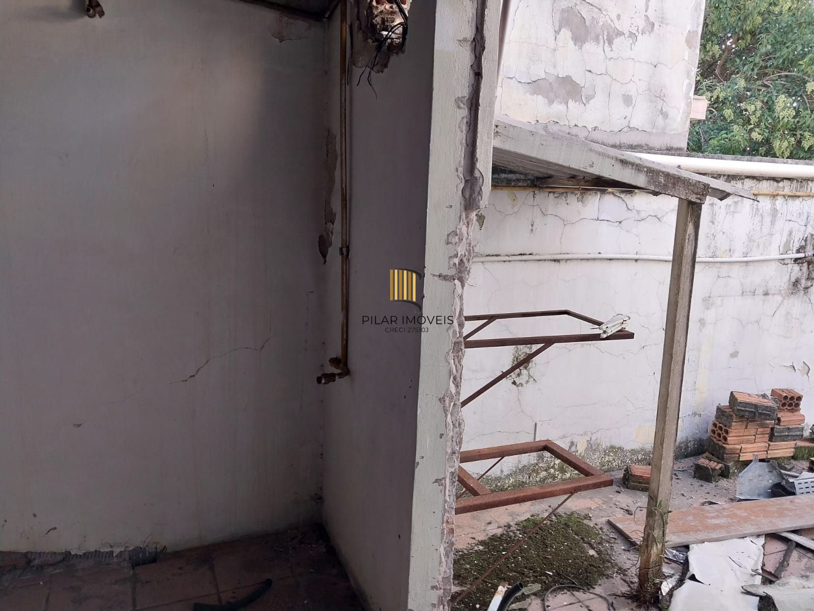 Prédio na Duque de Caxias, desocupado espaço amplo. Preço atrativo.