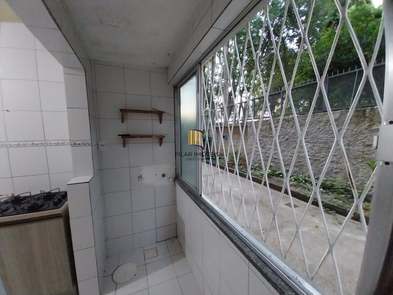 Apartamento térreo, 2 dormitórios. 2 banheiros, demais peças, Menino Deus