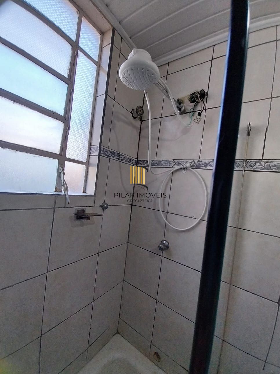 Oportunidade apartamento 2 dormitórios, com sacada em um deles e área de serviço. Centro Histórico P. Alegre. - Pilar Imóveis