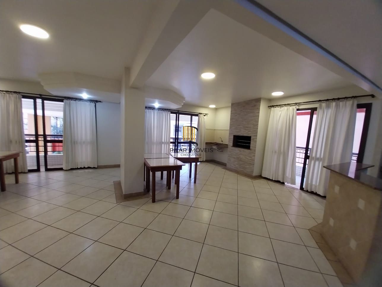 Excelente apartamento, BOX duplo, Cidade Baixa, 3D, 1 suite, semimobiliado, sala de jantar e 2 salas de estar, lareira e churrasqueira. 2 banheiros.