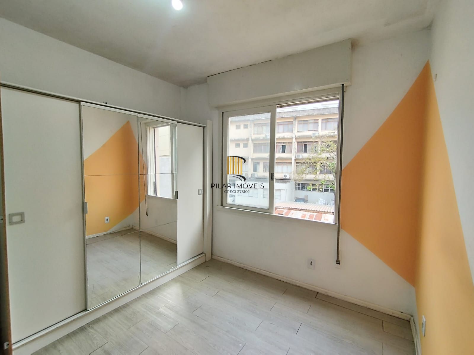 Excelente ap 1D com Suíte, cozinha planejada e banheiro reformado. Lima e Silva, centro P. Alegre