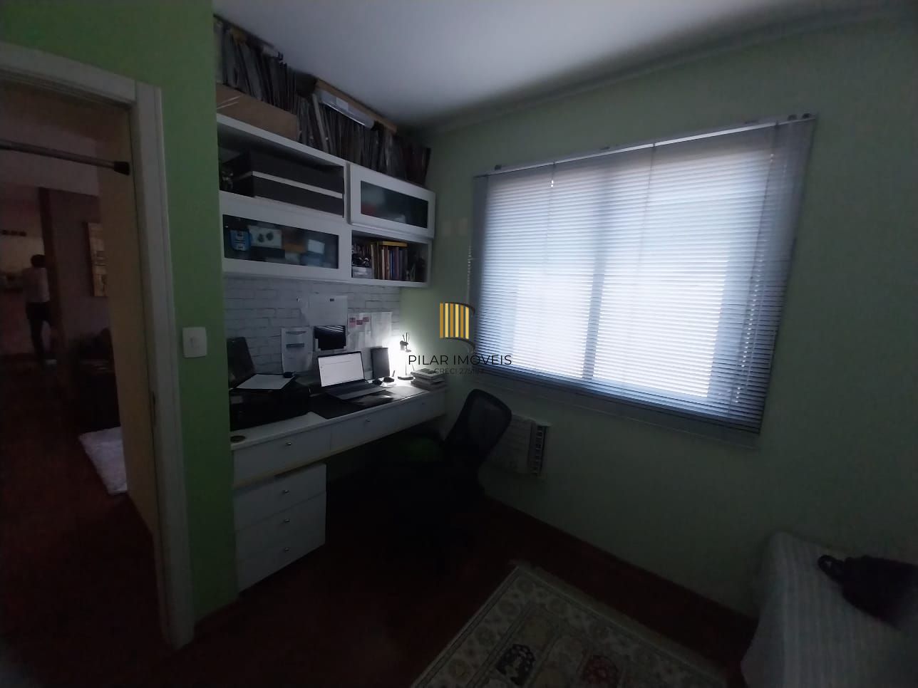 Excelente apartamento, BOX duplo, Cidade Baixa, 3D, 1 suite, semimobiliado, sala de jantar e 2 salas de estar, lareira e churrasqueira. 2 banheiros.