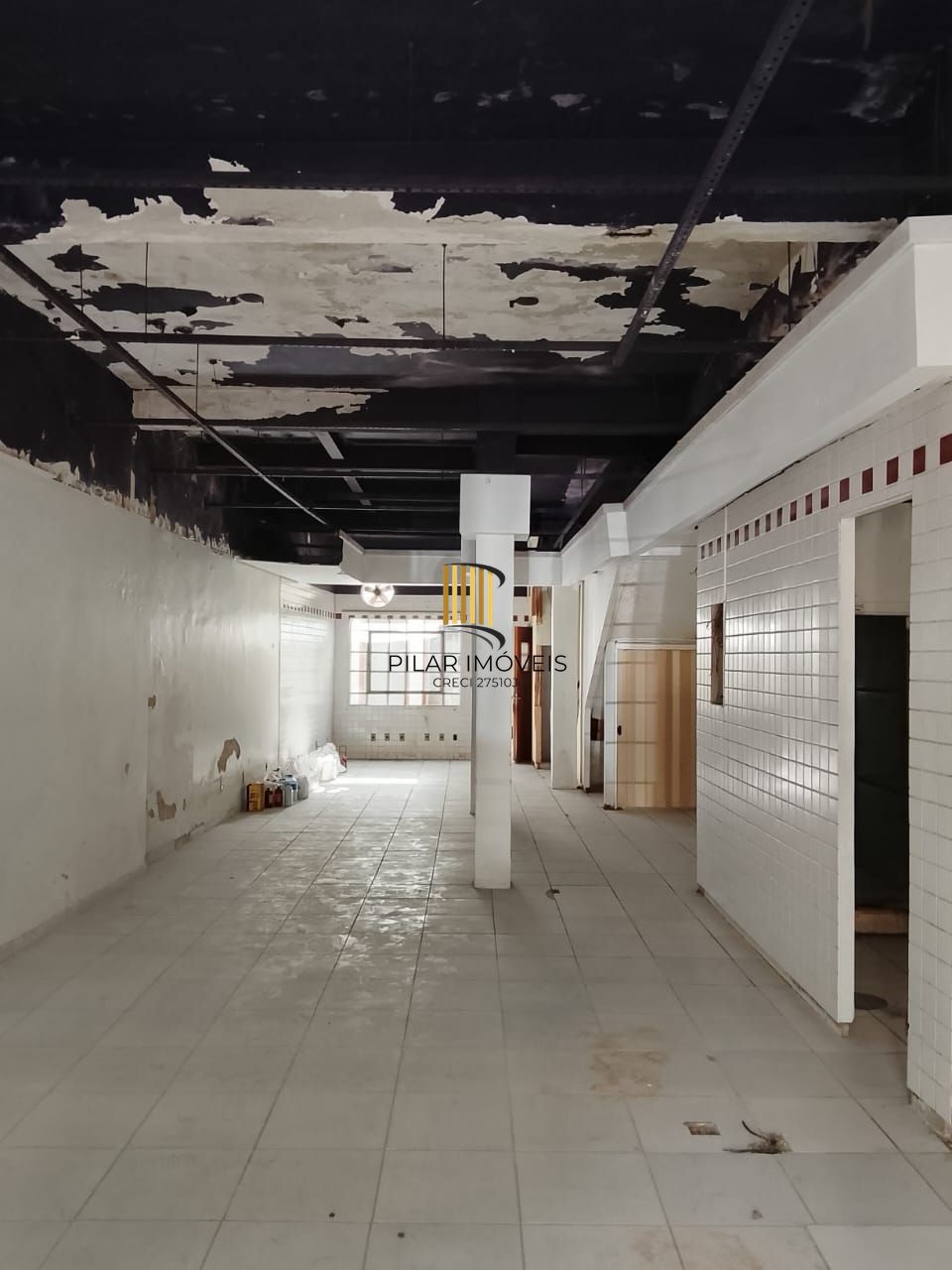 Prédio na Duque de Caxias, desocupado espaço amplo. Preço atrativo.