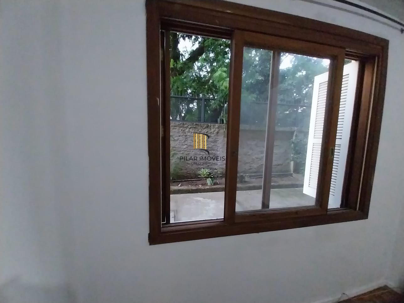 Apartamento térreo, 2 dormitórios. 2 banheiros, demais peças, Menino Deus