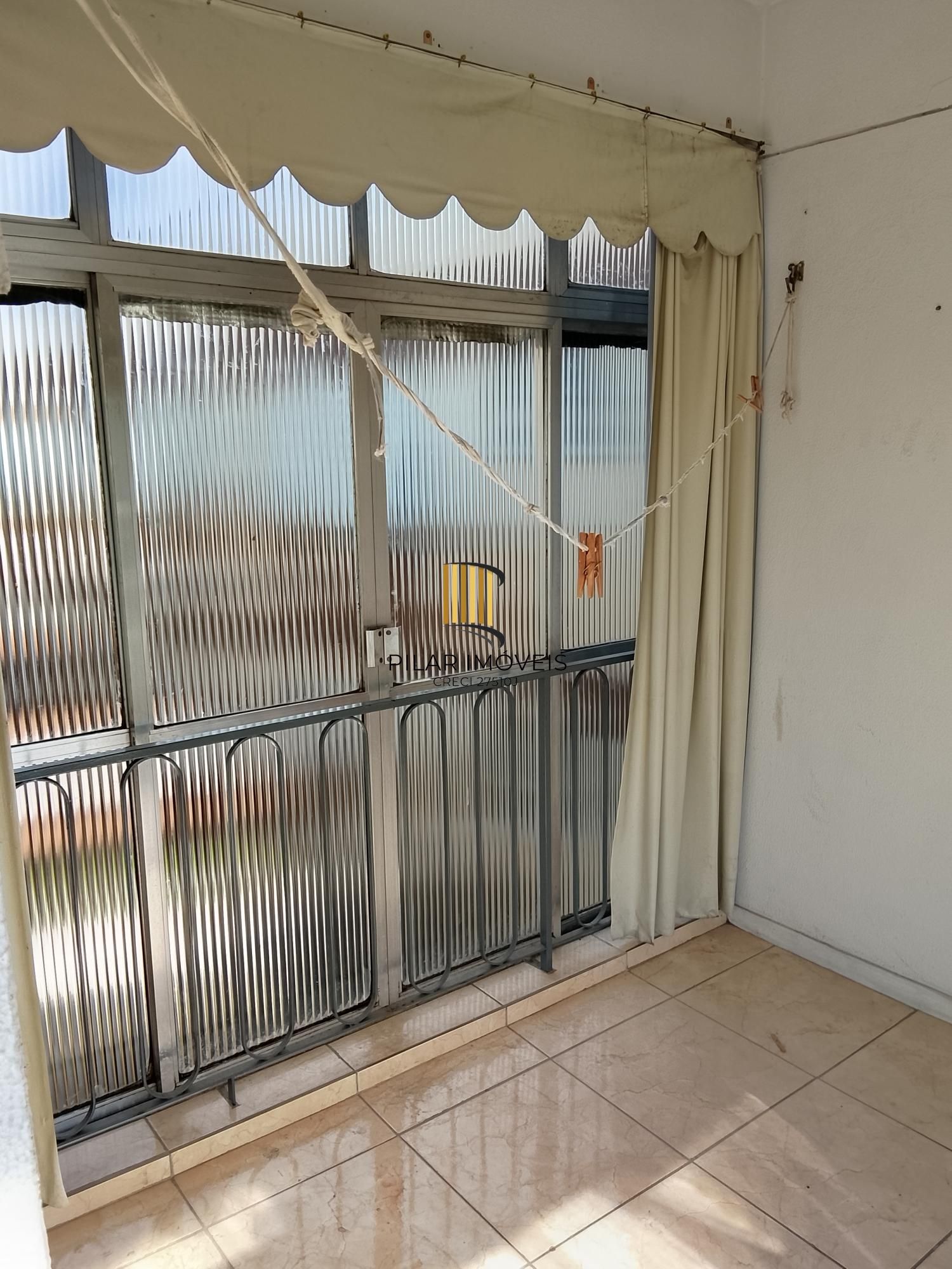 Ótimo apartamento 1D, desocupado na Medianeira, preço atrativo.