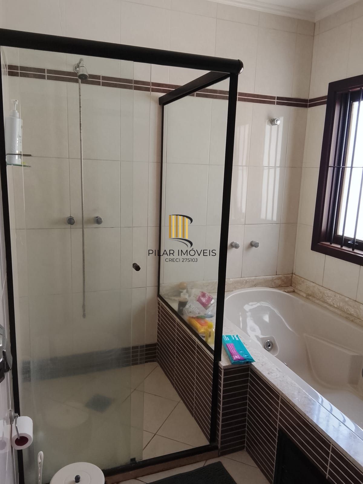 CASA / SOBRADO 5D e 10 vagas 3 Banheiros - Pátio enorme c/ Jacuzi e Pergolado - Living 3 ambientes - Sta Teresa