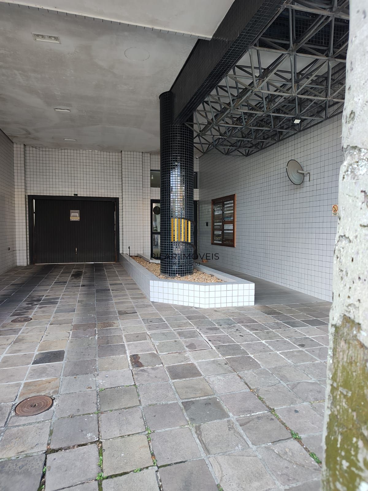 Salão comercial no bairro Menino Deus