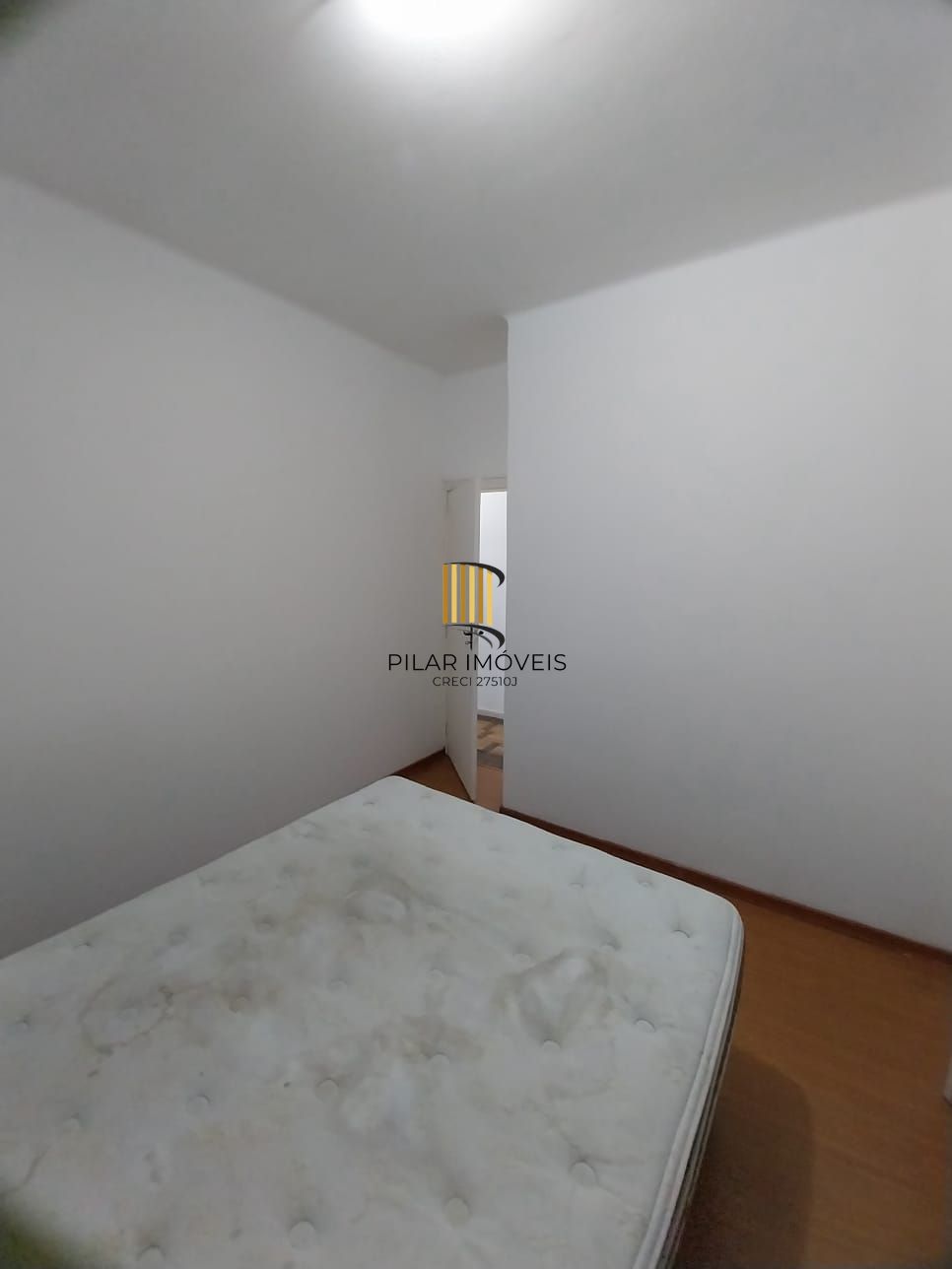 Oportunidade apartamento 2 dormitórios, com sacada em um deles e área de serviço. Centro Histórico P. Alegre.