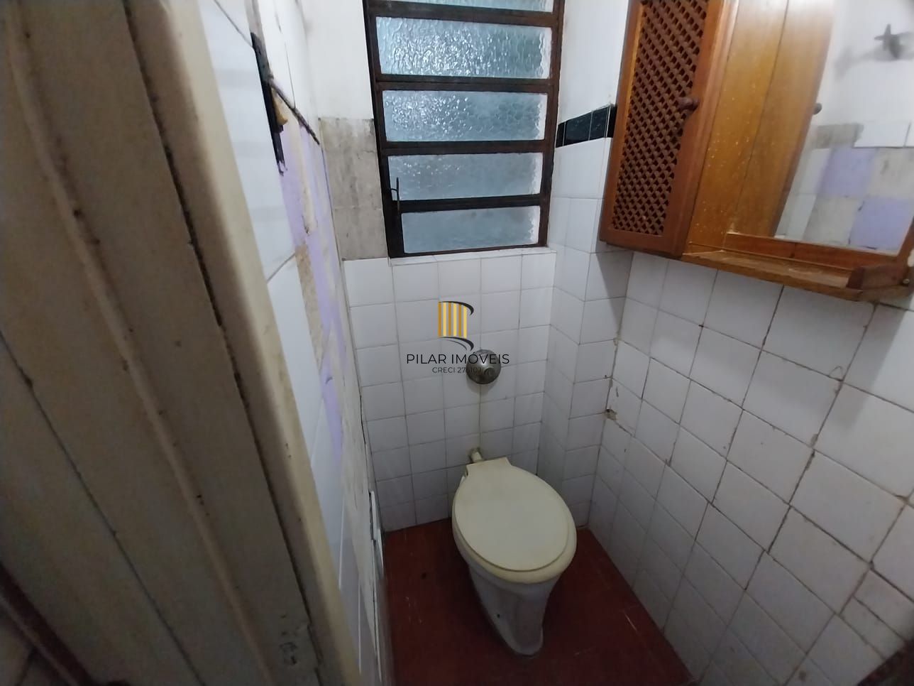 Apartamento térreo, 2 dormitórios. 2 banheiros, demais peças, Menino Deus