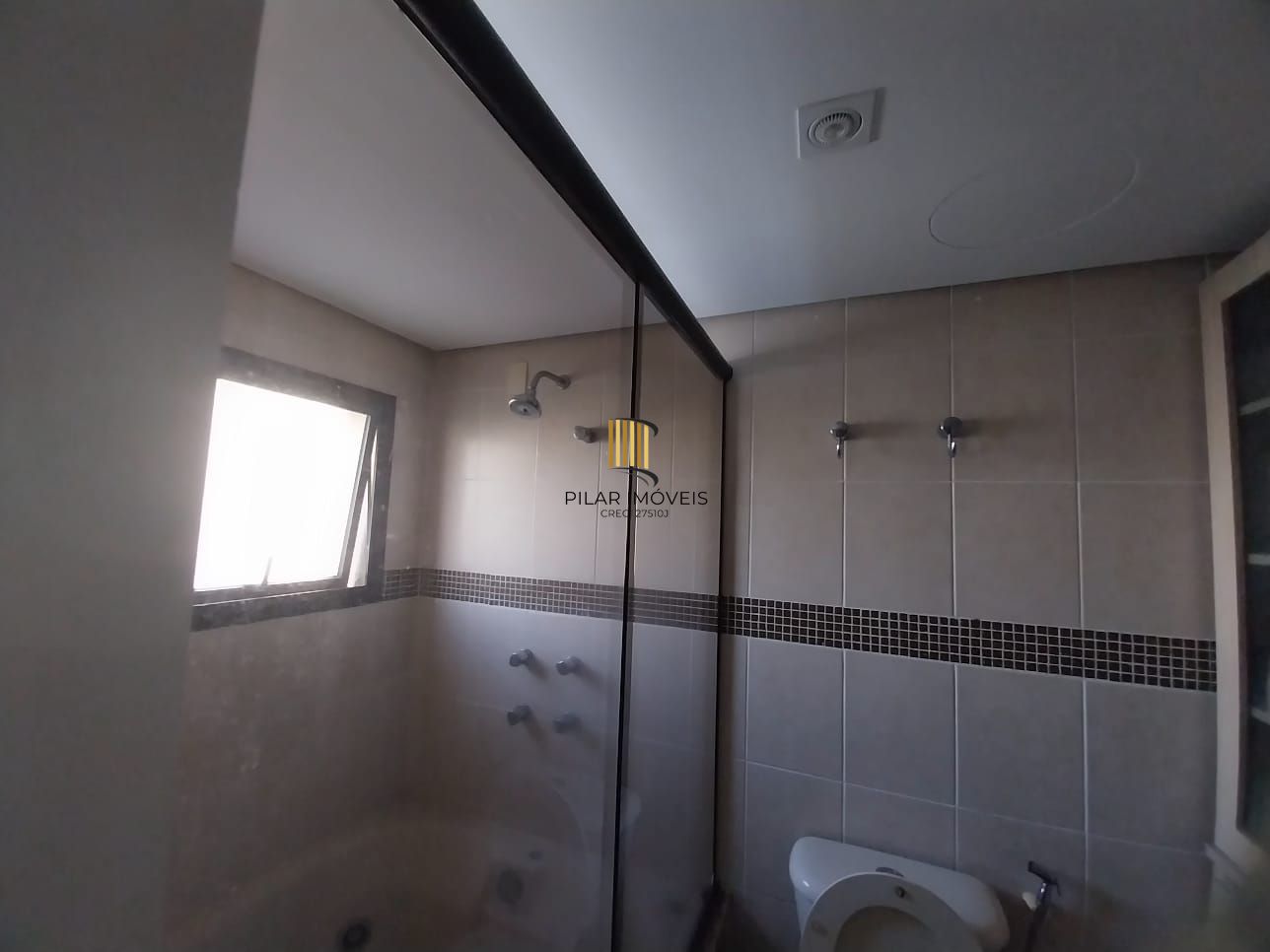 Excelente apartamento, BOX duplo, Cidade Baixa, 3D, 1 suite, semimobiliado, sala de jantar e 2 salas de estar, lareira e churrasqueira. 2 banheiros.