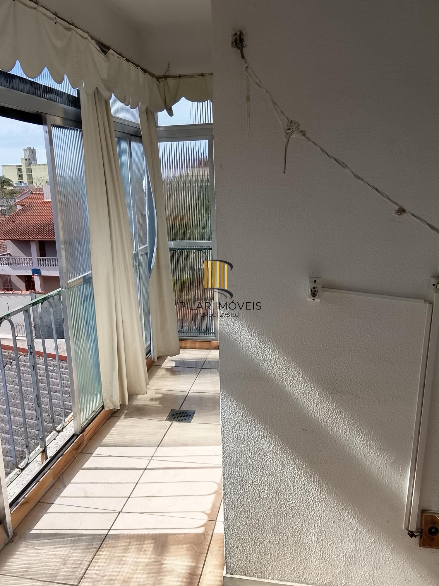 Ótimo apartamento 1D, desocupado na Medianeira, preço atrativo.