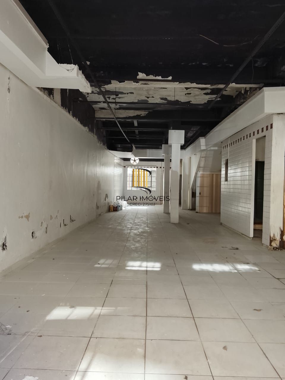 Prédio na Duque de Caxias, desocupado espaço amplo. Preço atrativo.