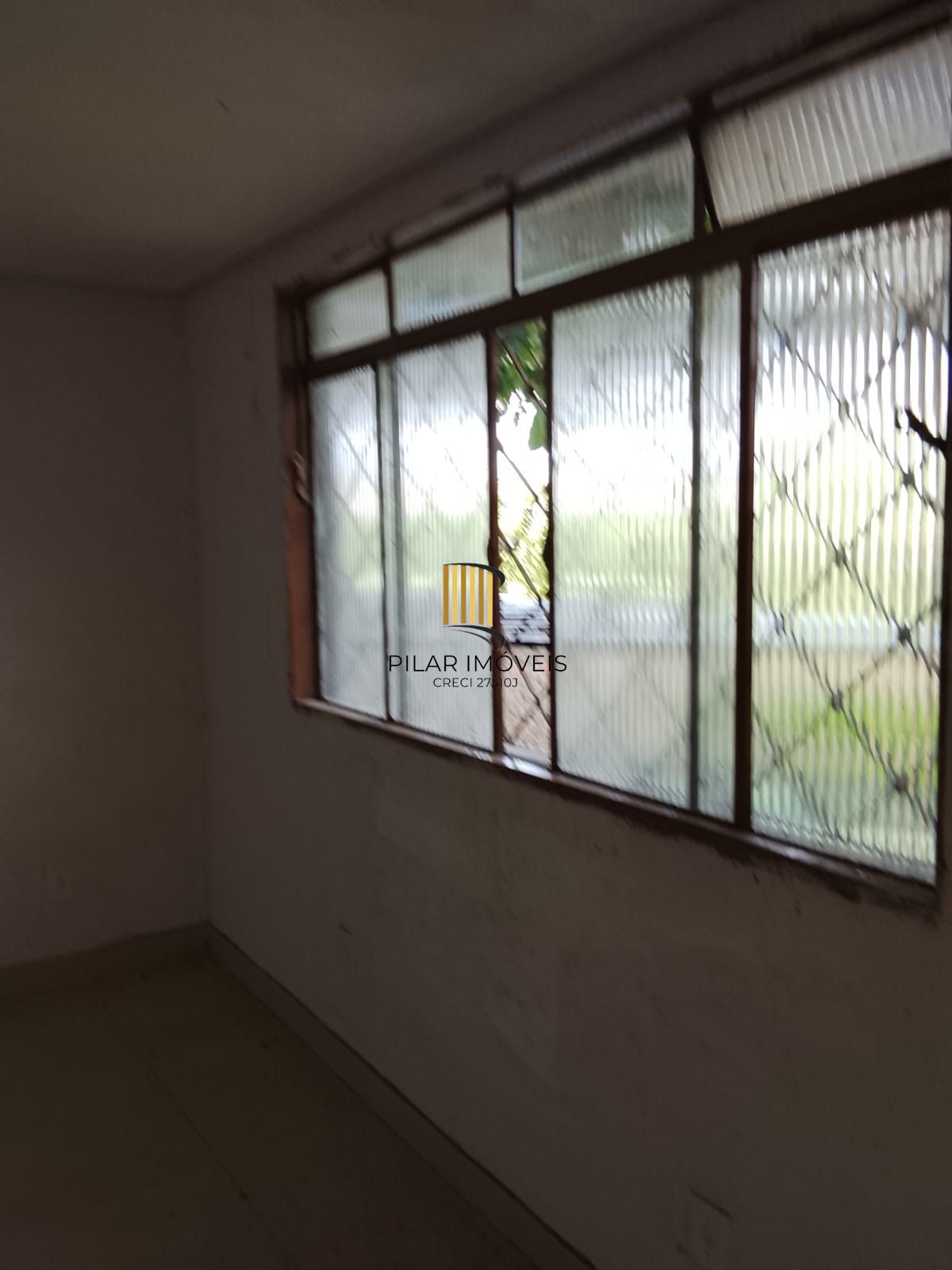 Excelente terreno gramado com árvores frutíferas e edícula nos fundos.