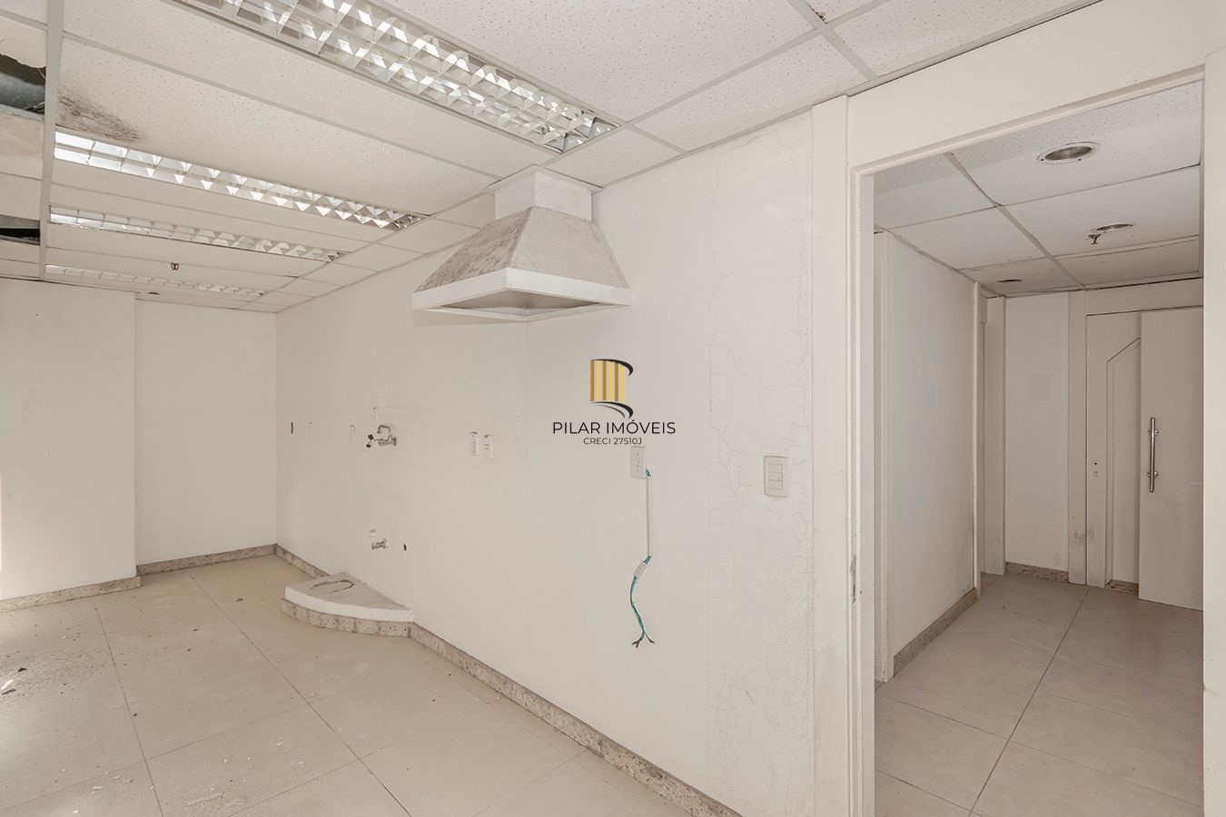 Conjunto Comercial, meio andar inteiro com várias salas e salão!