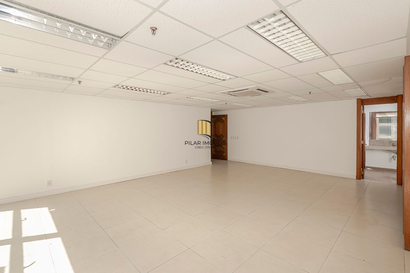 Conjunto Comercial, meio andar inteiro com várias salas e salão!