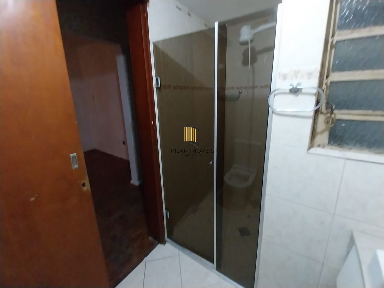 Apartamento térreo, 2 dormitórios. 2 banheiros, demais peças, Menino Deus