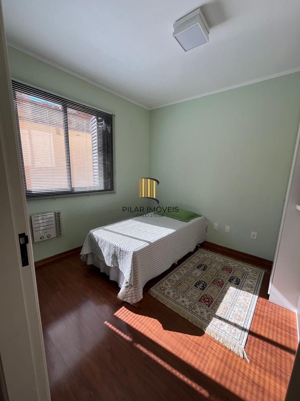 Excelente apartamento, BOX duplo, Cidade Baixa, 3D, 1 suite, semimobiliado, sala de jantar e 2 salas de estar, lareira e churrasqueira. 2 banheiros.