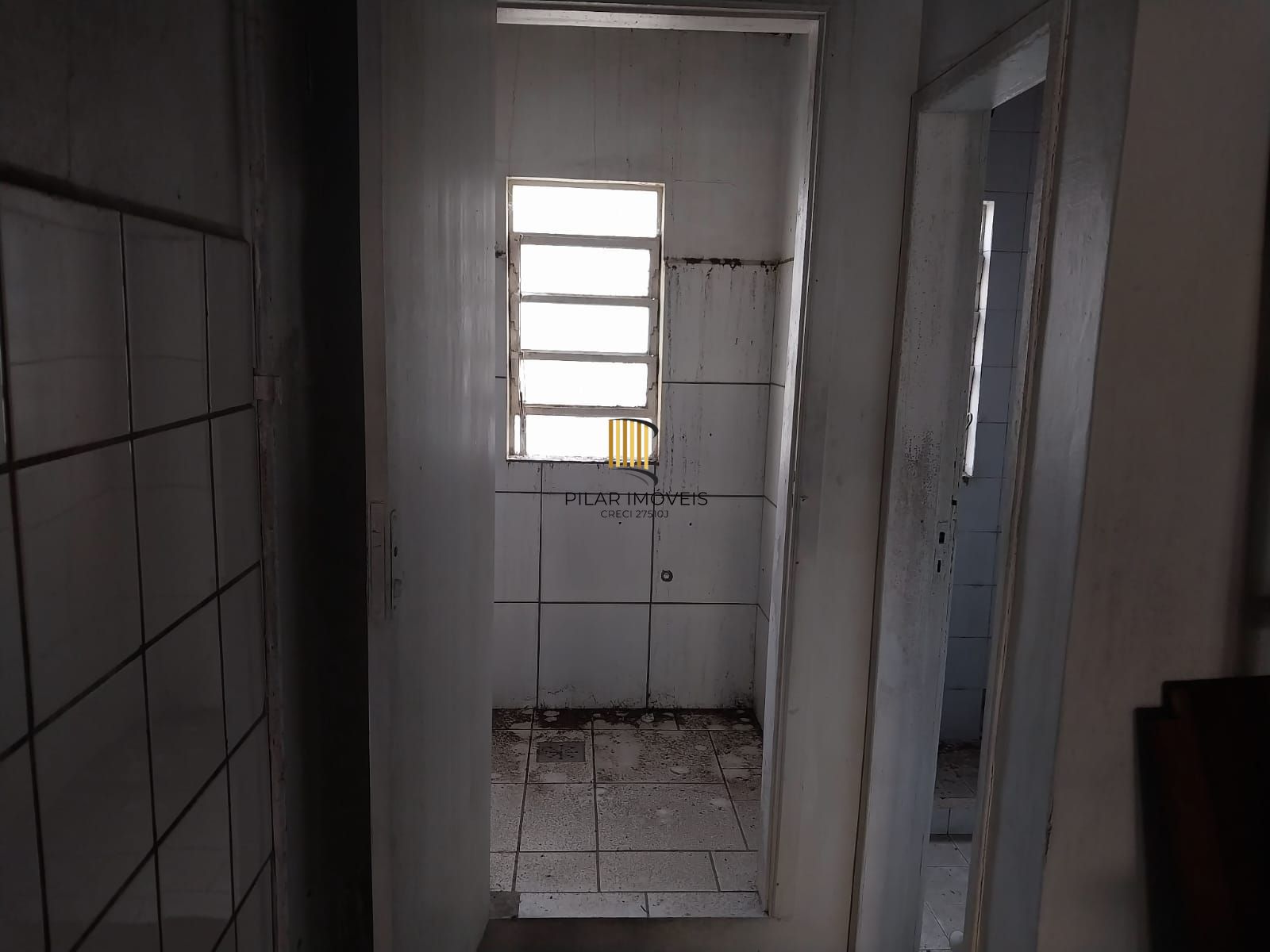 Prédio na Duque de Caxias, desocupado espaço amplo. Preço atrativo.