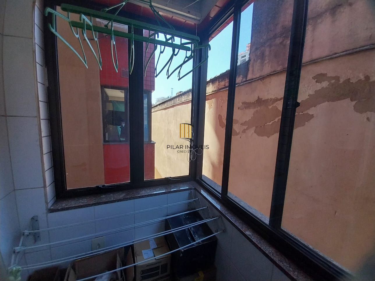 Excelente apartamento, BOX duplo, Cidade Baixa, 3D, 1 suite, semimobiliado, sala de jantar e 2 salas de estar, lareira e churrasqueira. 2 banheiros.