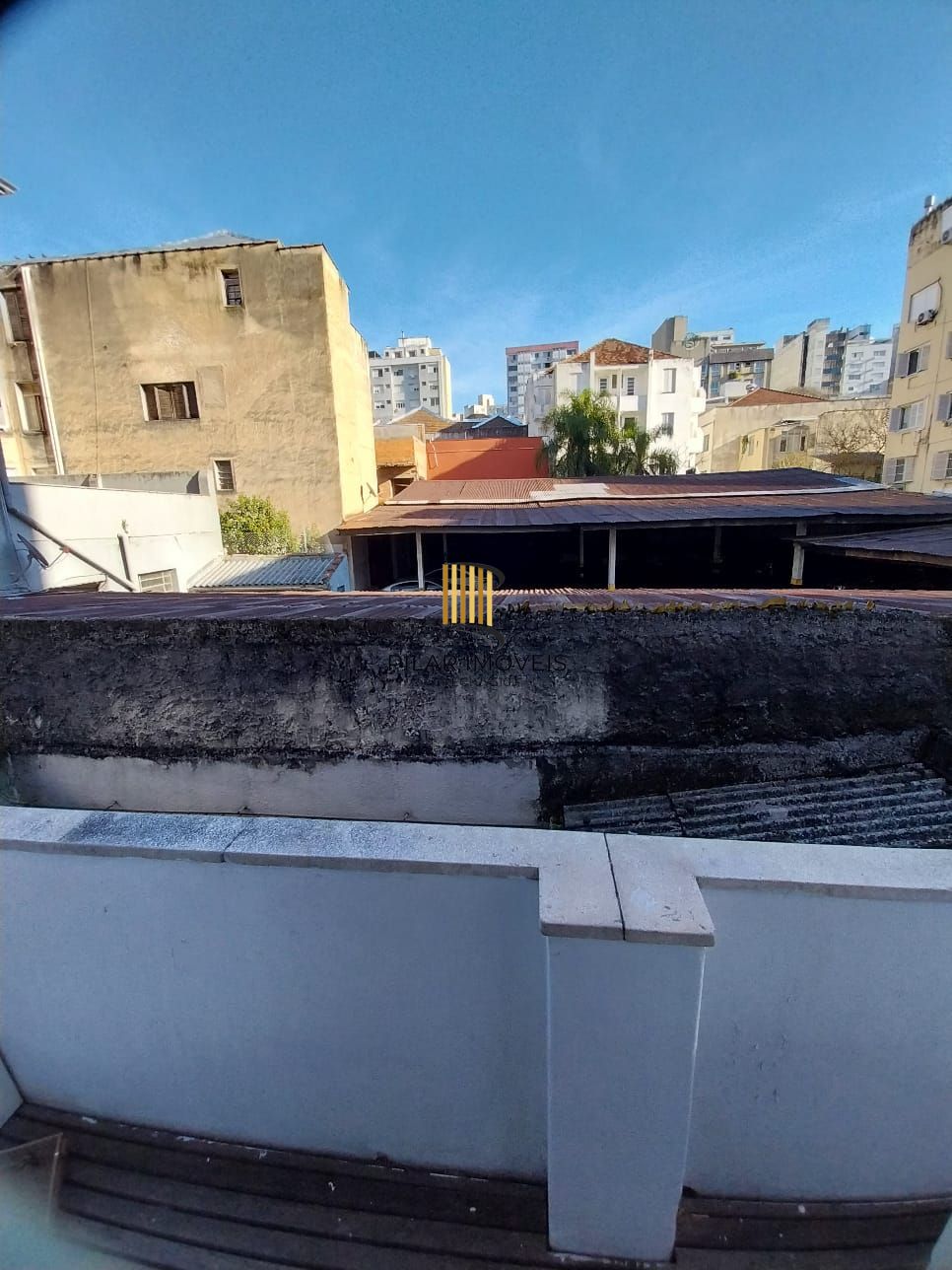 Oportunidade apartamento 2 dormitórios, com sacada em um deles e área de serviço. Centro Histórico P. Alegre.