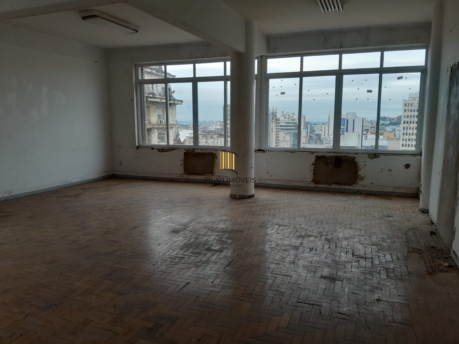 Salas com  meio andar,para empresas ou órgãos públicos com 262,41m2 ,Centro