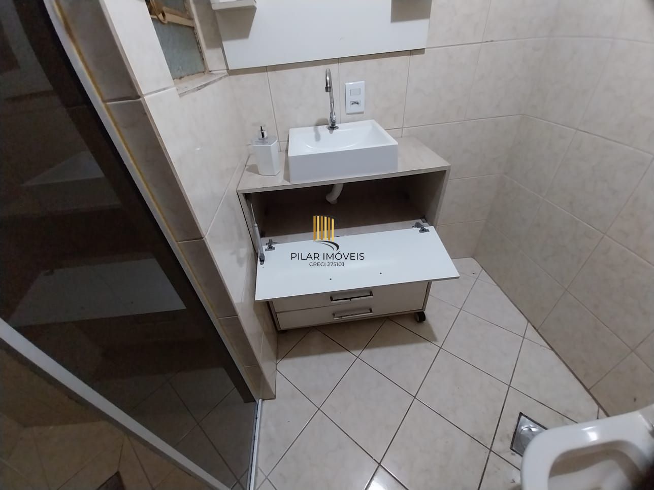 Apartamento térreo, 2 dormitórios. 2 banheiros, demais peças, Menino Deus