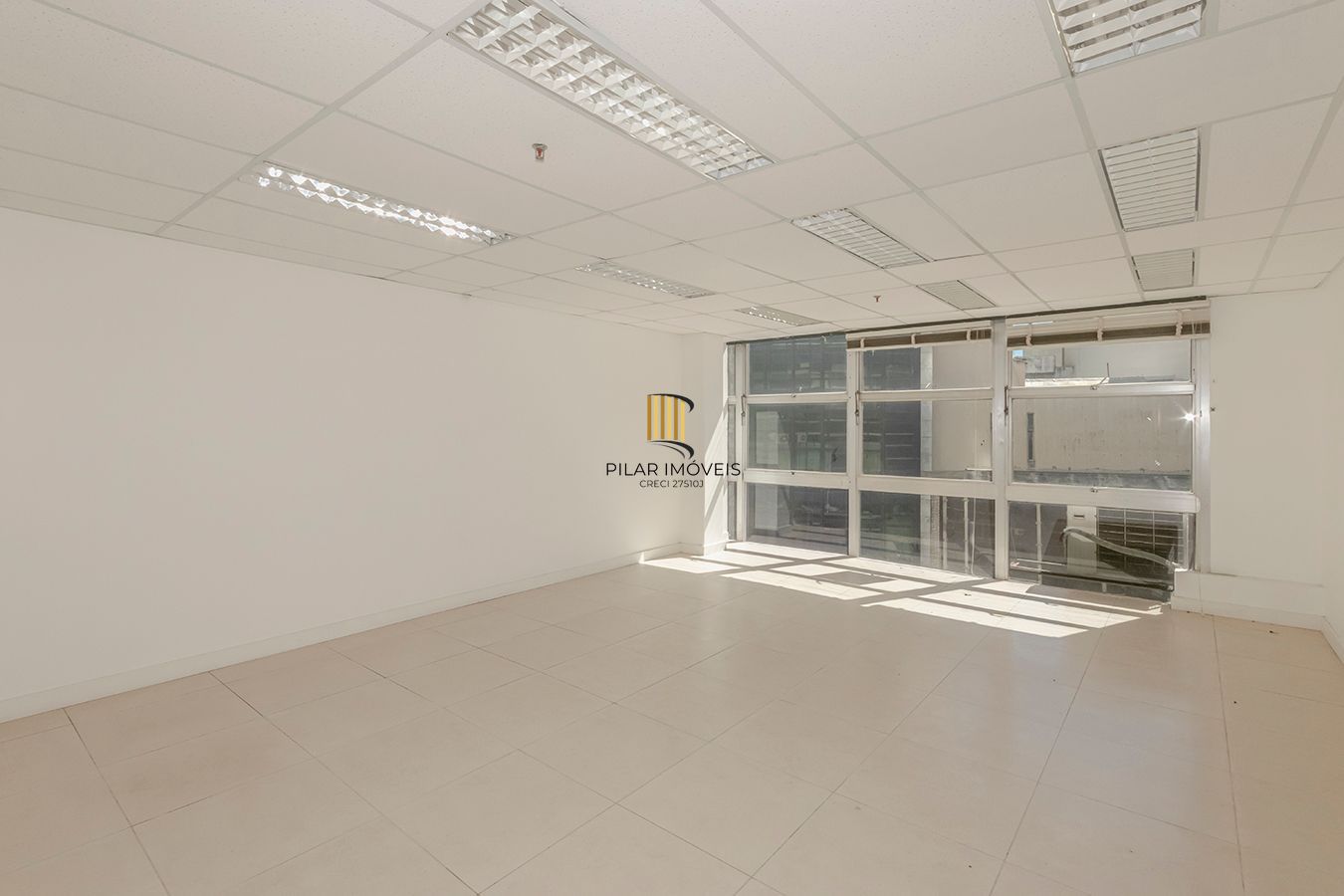 Conjunto Comercial, meio andar inteiro com várias salas e salão!