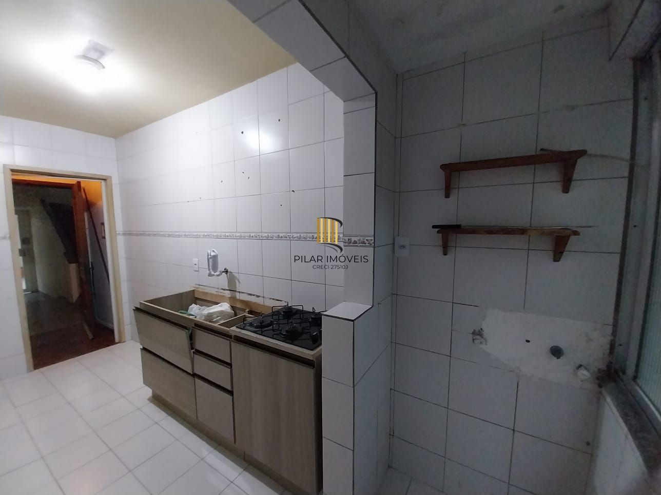 Apartamento térreo, 2 dormitórios. 2 banheiros, demais peças, Menino Deus