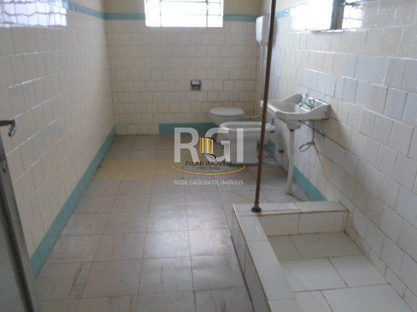 Prédio residencial e comercial, no bairro Navegantes em Porto Alegre