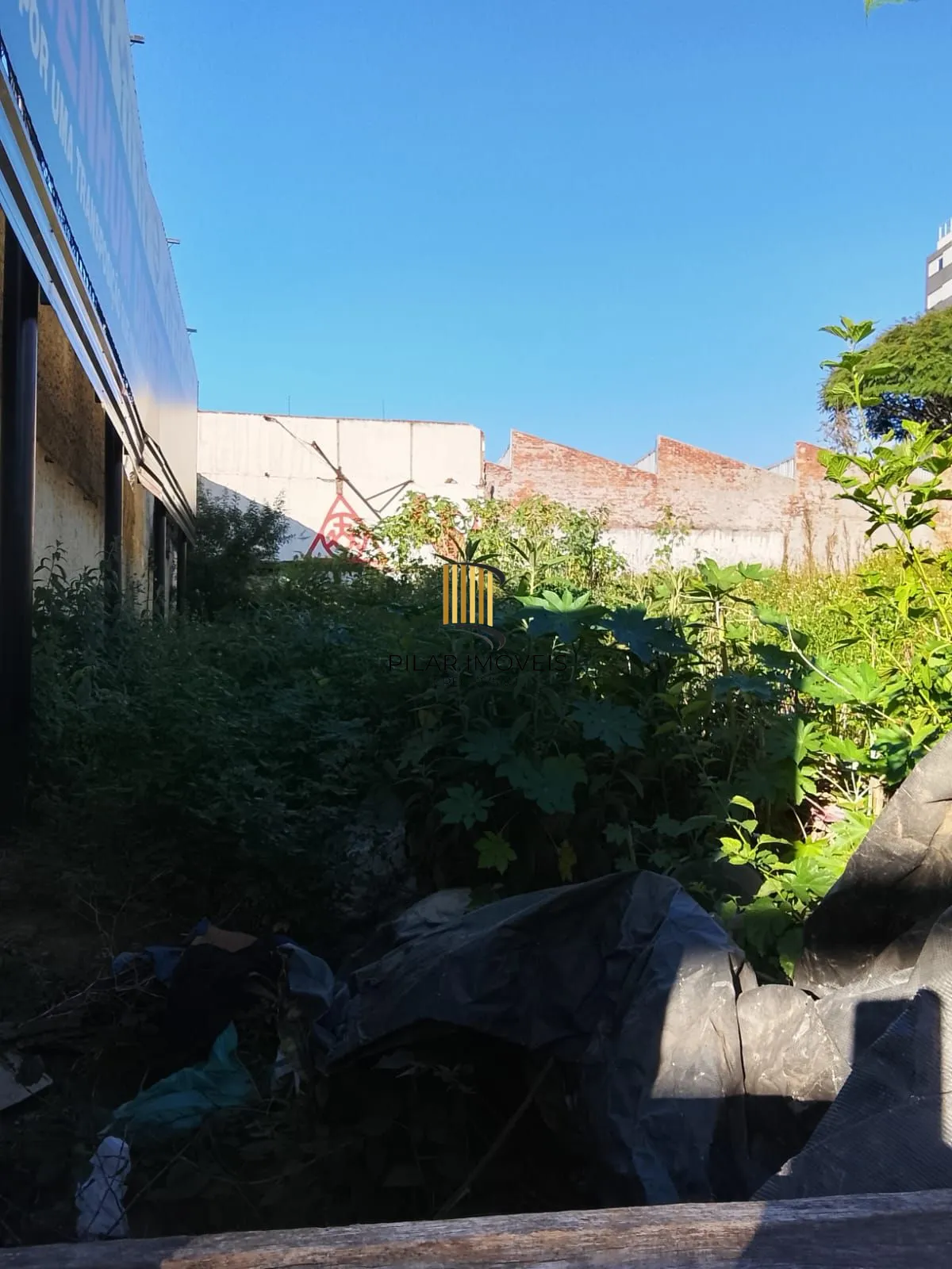 4 Terrenos residencial ou comercial, com tapume na frente, desinpedido sem muros intermediários total de 1.126,81 m²