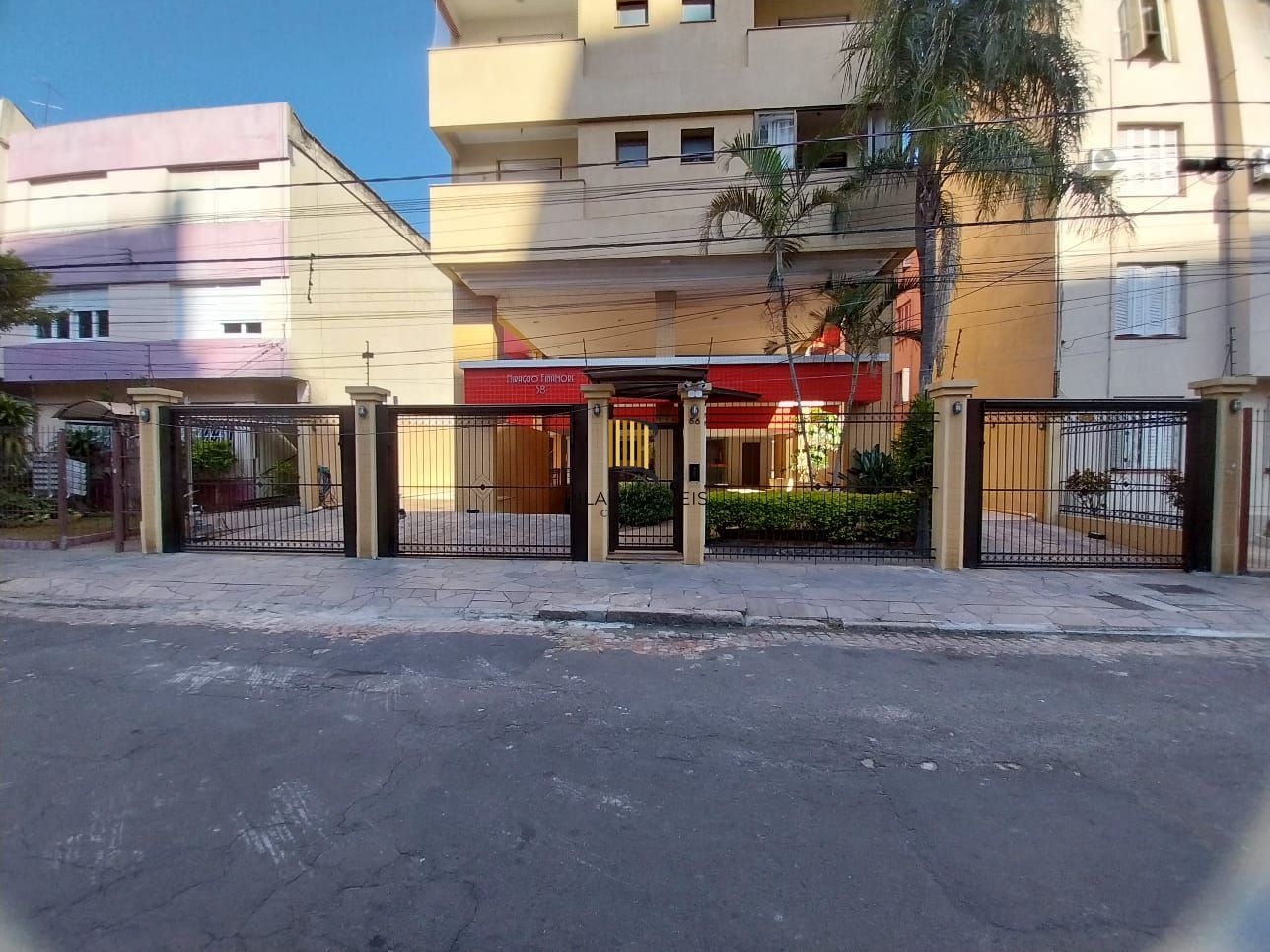 Excelente apartamento, BOX duplo, Cidade Baixa, 3D, 1 suite, semimobiliado, sala de jantar e 2 salas de estar, lareira e churrasqueira. 2 banheiros.