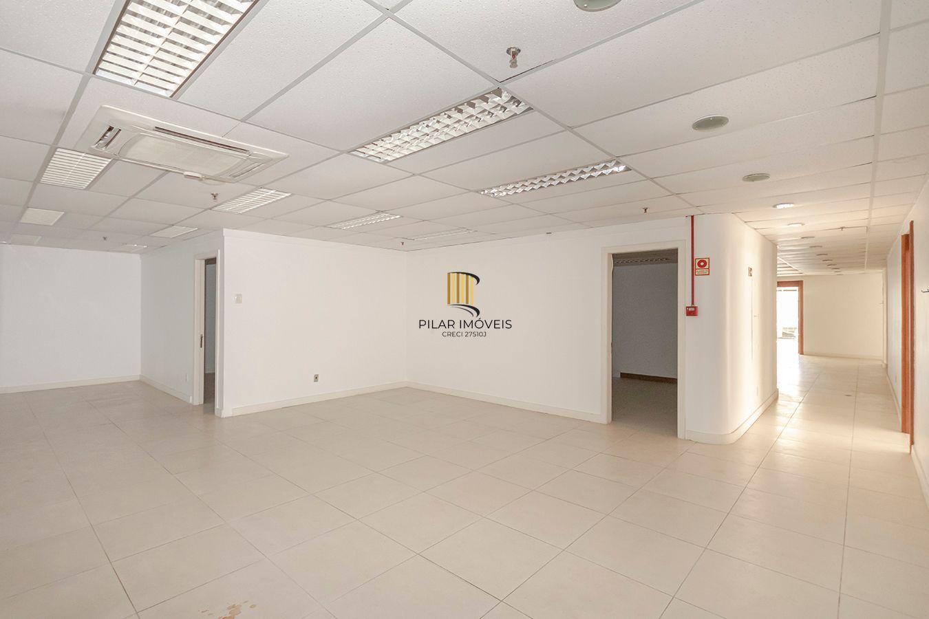 Conjunto Comercial, meio andar inteiro com várias salas e salão!