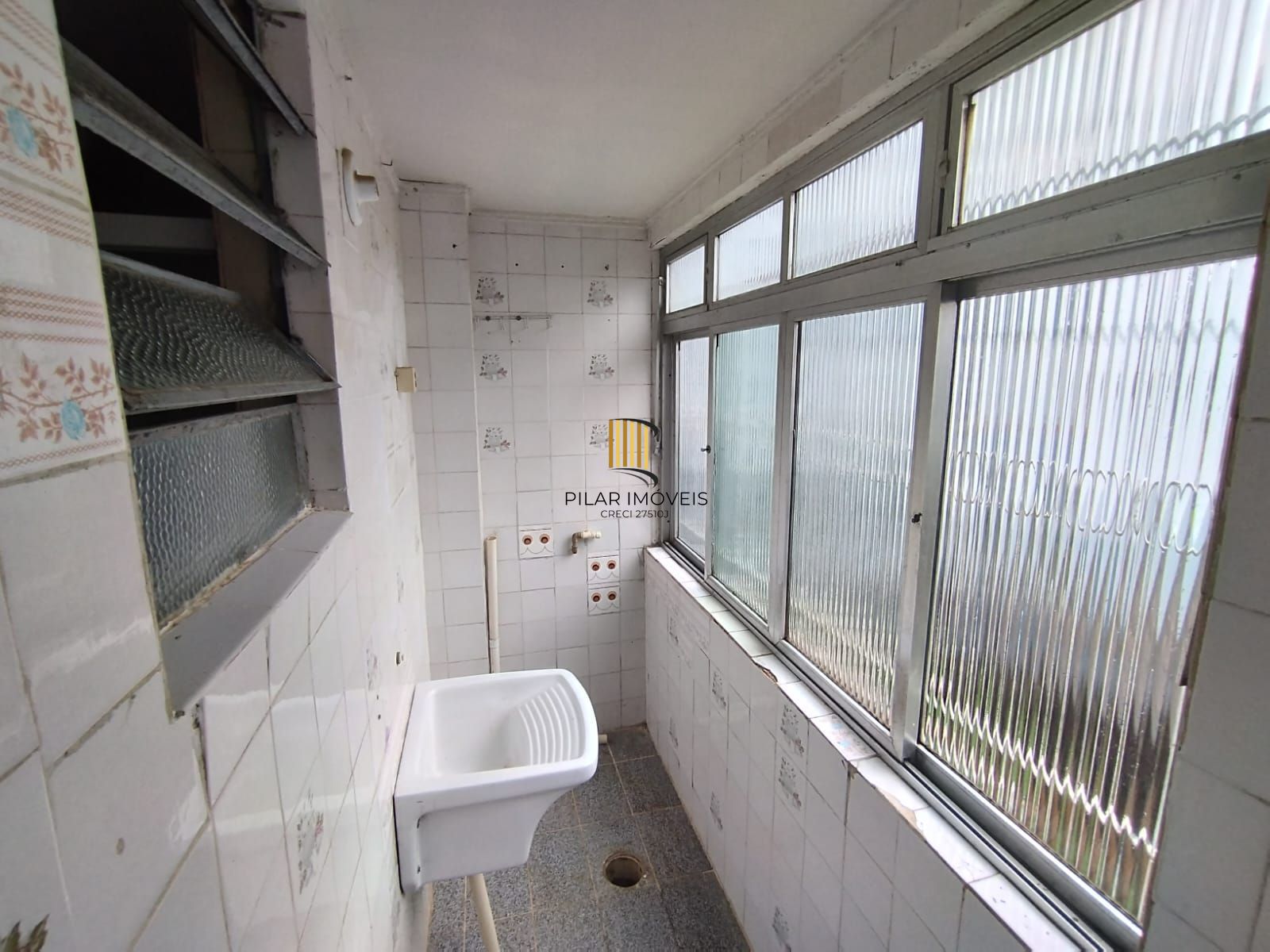 Apartamento 3D Reformado, com Box escriturado, coberto e fechado.