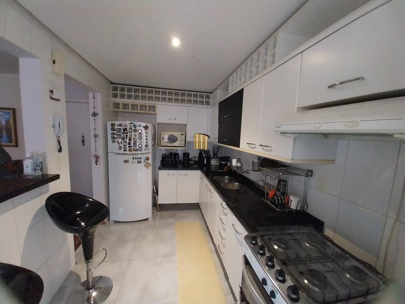 Excelente apartamento, BOX duplo, Cidade Baixa, 3D, 1 suite, semimobiliado, sala de jantar e 2 salas de estar, lareira e churrasqueira. 2 banheiros.