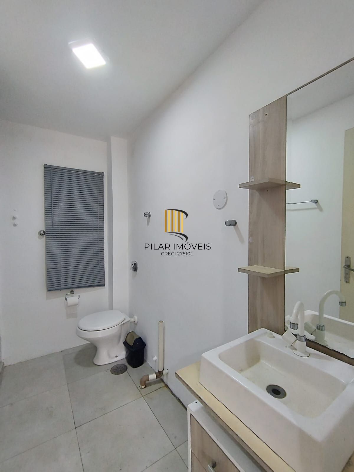 Excelente ap 1D com Suíte, cozinha planejada e banheiro reformado. Lima e Silva, centro P. Alegre