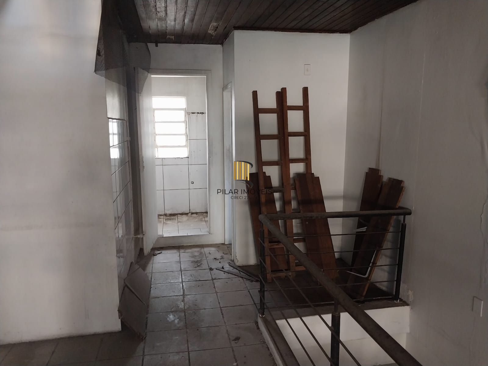 Prédio na Duque de Caxias, desocupado espaço amplo. Preço atrativo.