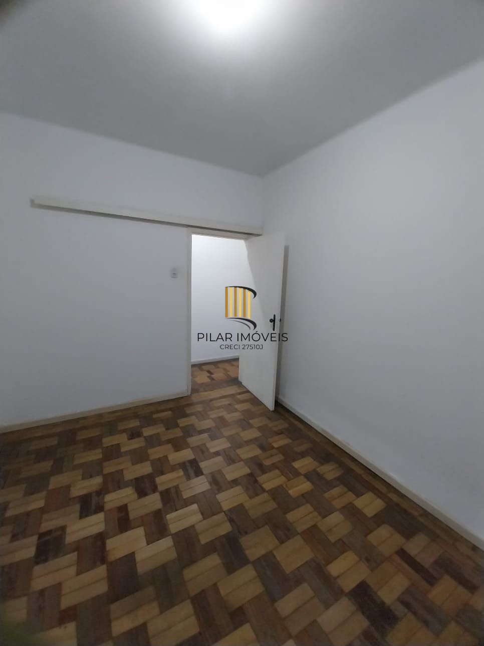 Oportunidade apartamento 2 dormitórios, com sacada em um deles e área de serviço. Centro Histórico P. Alegre.