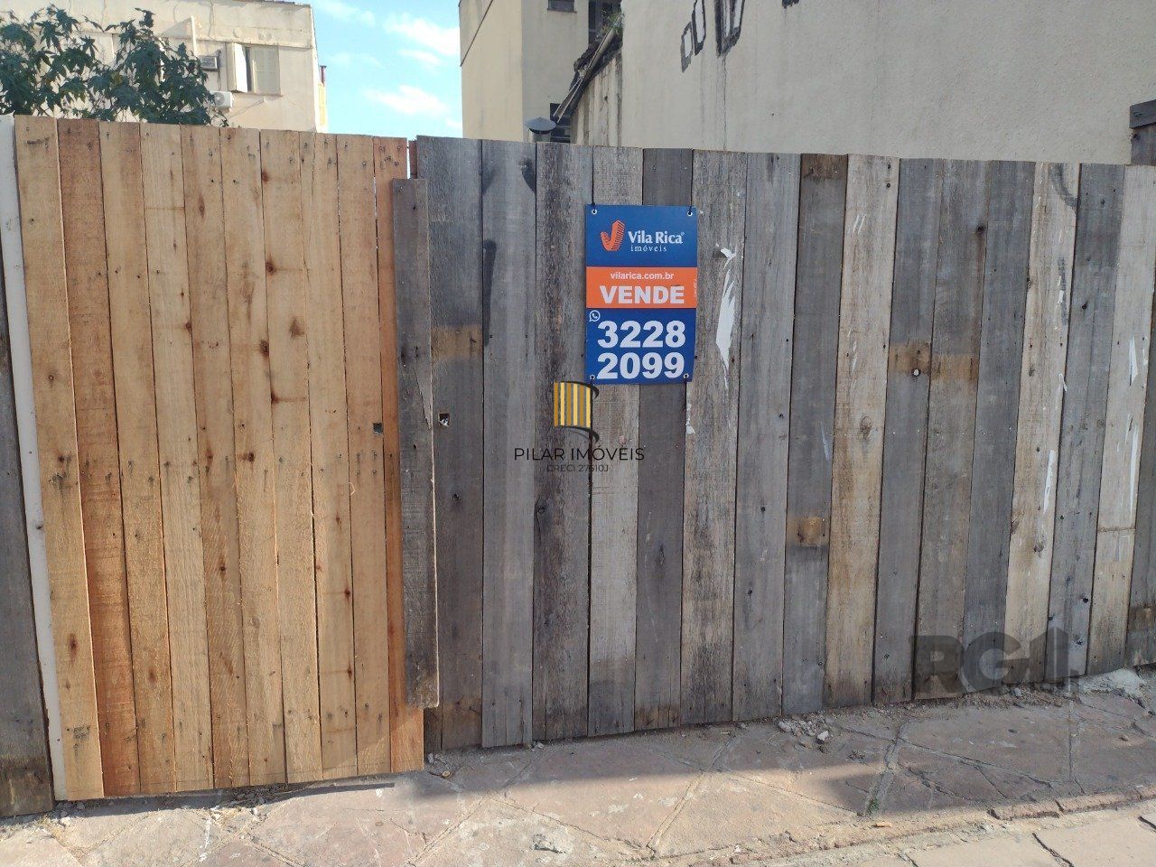 Compre terreno na Av Bento Gonçalves, 20,24 X 24M2,Bairro Partenon